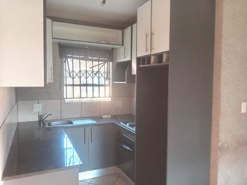 THREE BEDROOM DUPLEX TOWNHOUSE FOR SALE IN DAWN PARK - Photo 2