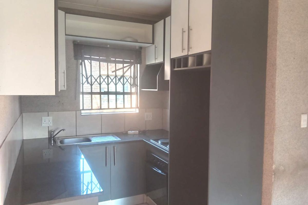 THREE BEDROOM DUPLEX TOWNHOUSE FOR SALE IN DAWN PARK - Photo 2