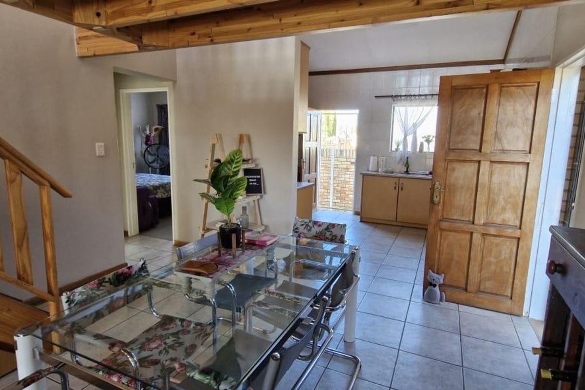 Modern 2 Bedroom Townhouse in Popular Langenhovenpark - Photo 4