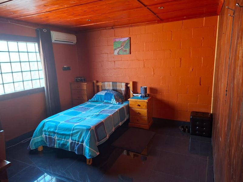 Big Modern 5 Bedroom Family home with a indoor swimming Pool - Photo 8