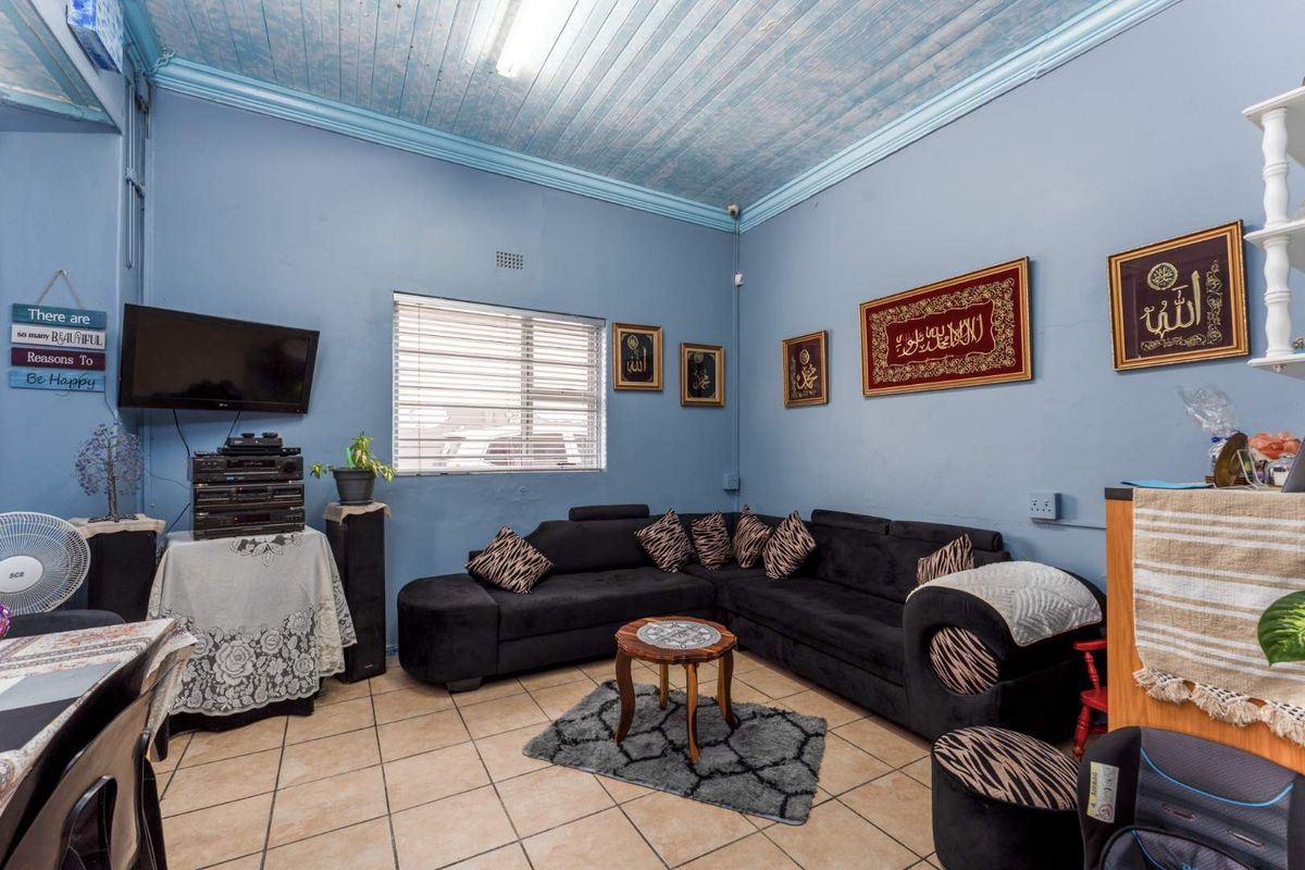Welcome Home to Wynberg Upper: Space, Security & Endless Possibilities - Photo 3