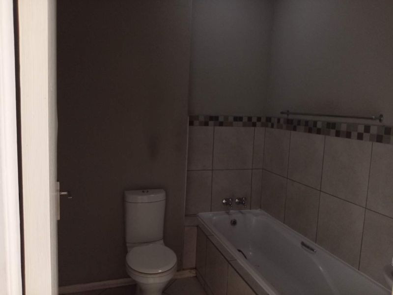 Spacious Living & Family Fun: Perfect 2-Bedroom Apartment - Photo 10