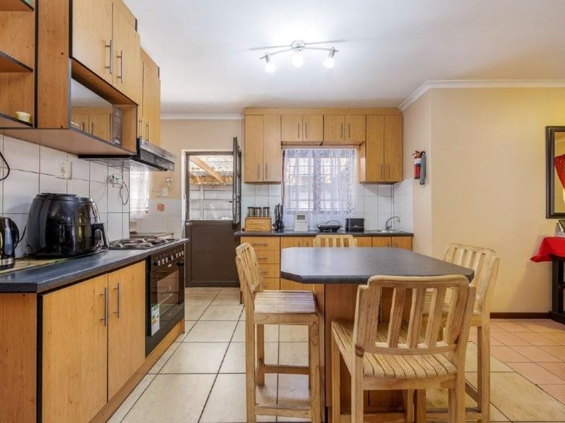 Entertainer’s Dream Family Home with Flatlet & Exceptional Features - Photo 3