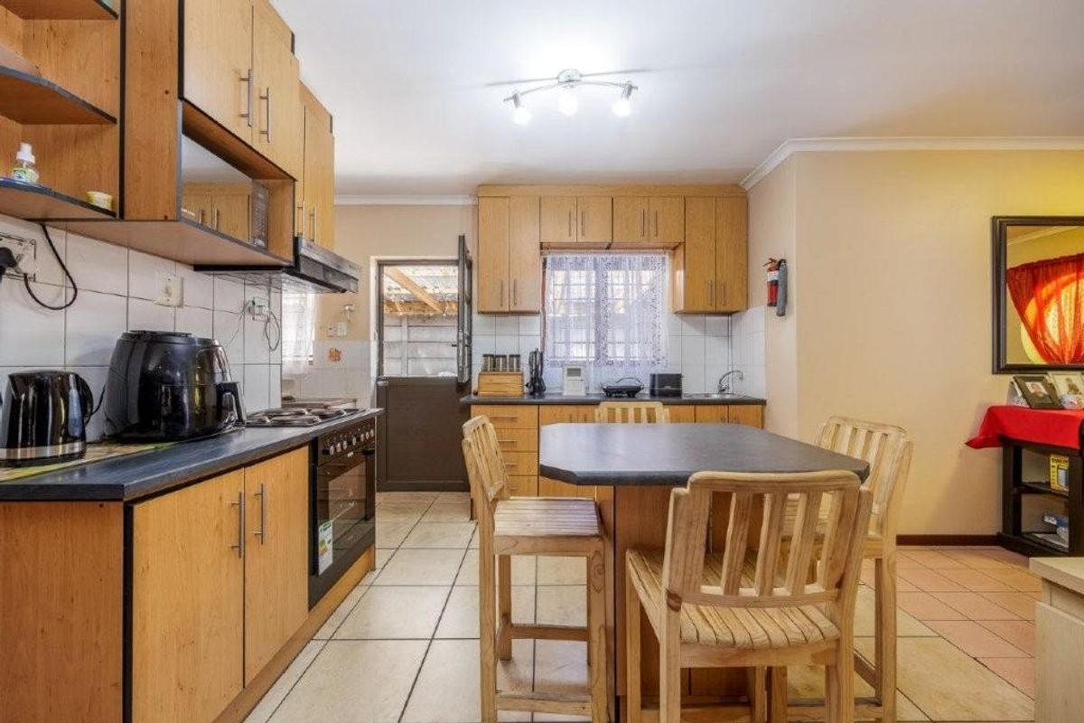 Entertainer’s Dream Family Home with Flatlet & Exceptional Features - Photo 3