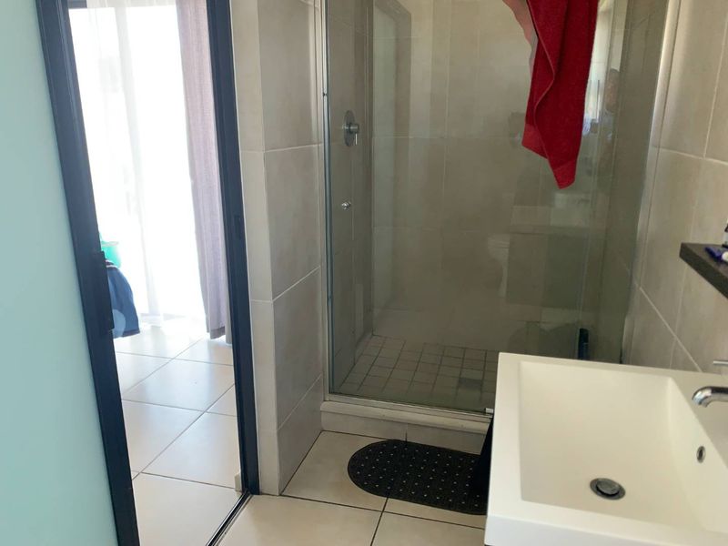 **Spacious 2-Bedroom Apartment for Sale in Stanley Park, Oakdene, Johannesburg** - Photo 10