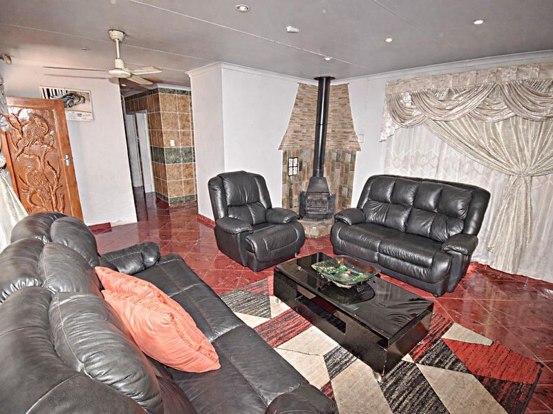 Beautiful Facebrick Home - Photo 6