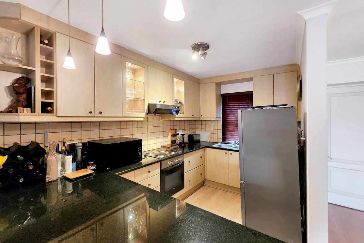Picture perfect apartment in Gardens! - Photo 4