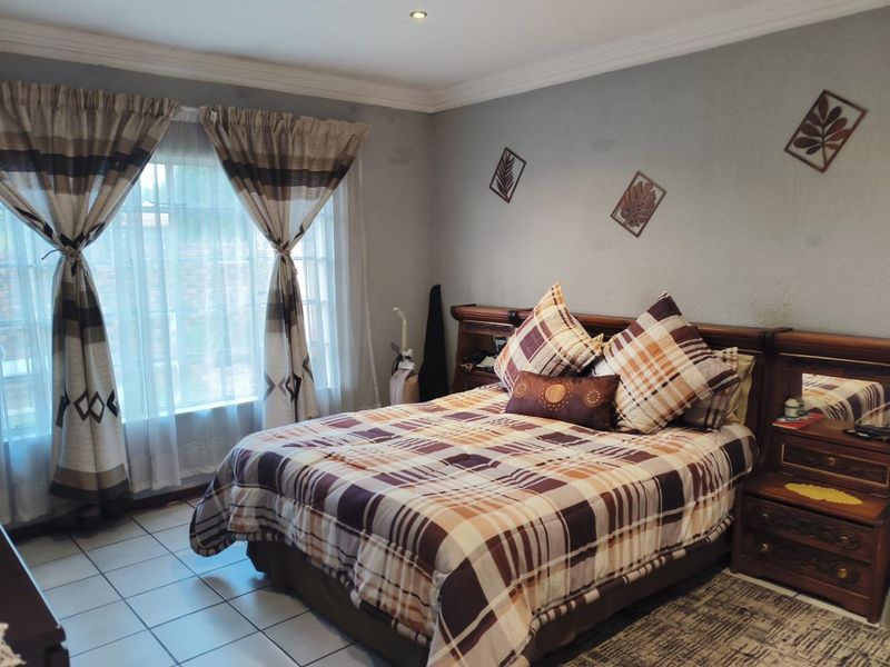 3 bedroom facebrick home in a Great area! - Photo 8