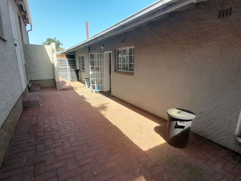 Lovely Glen Marais home in boomed area - Photo 4