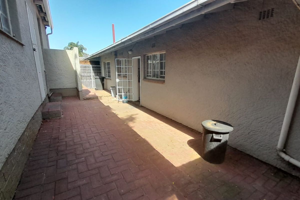 Lovely Glen Marais home in boomed area - Photo 4