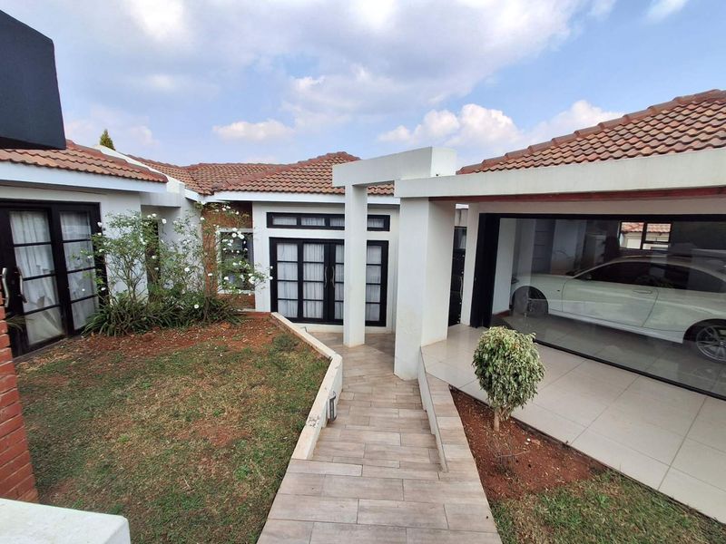 Three bedrooms house for sale in Elandspoort - Photo 4