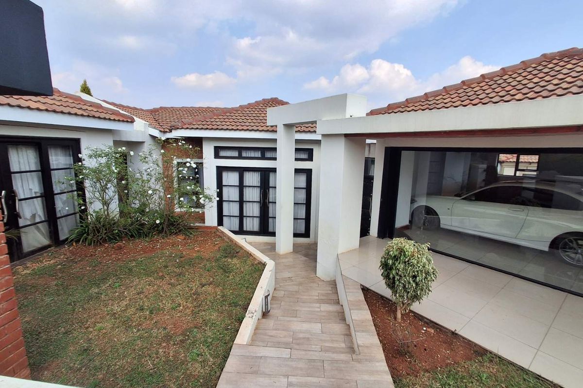 Three bedrooms house for sale in Elandspoort - Photo 4