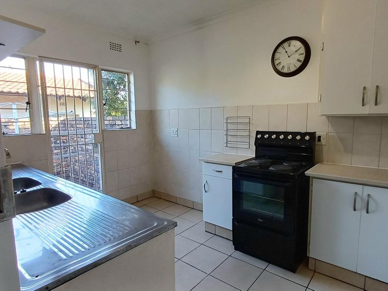 Freshly Renovated Townhouse with a Private Garden in a Peaceful Complex - Photo 3