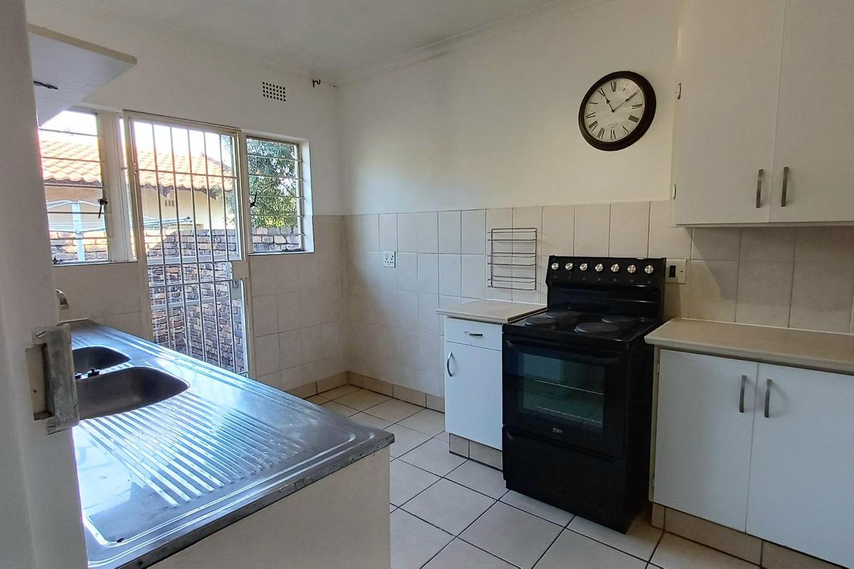 Freshly Renovated Townhouse with a Private Garden in a Peaceful Complex - Photo 3