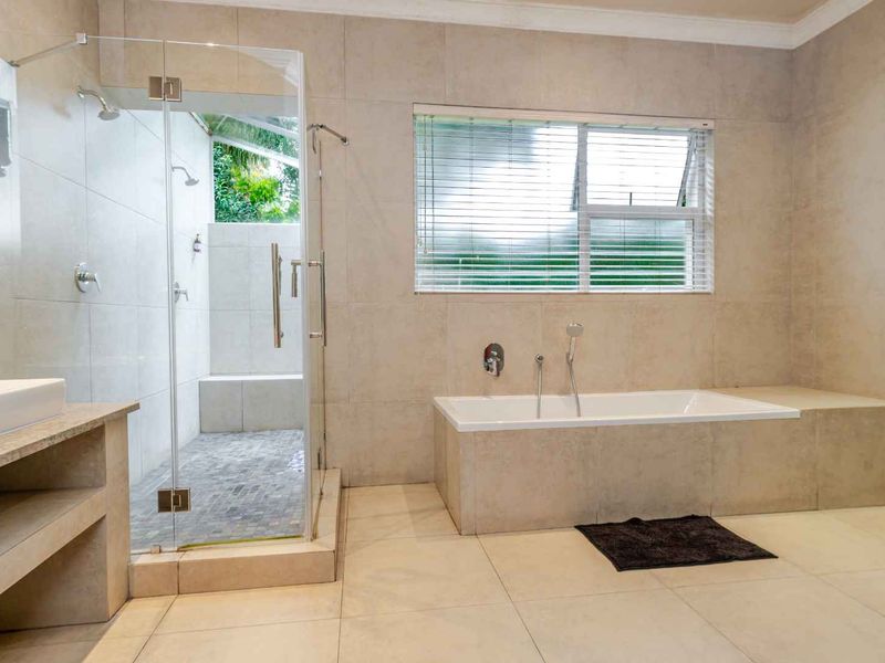 A Large Luxurious  4-Bedroom Residence with Exceptional Space and Versatility in Upper Bedfordview - Photo 6