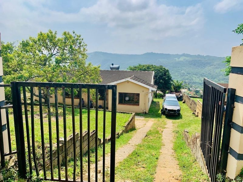 Spacious Five-Bedroom Haven Awaiting Your Touch in Umlazi - Photo 1