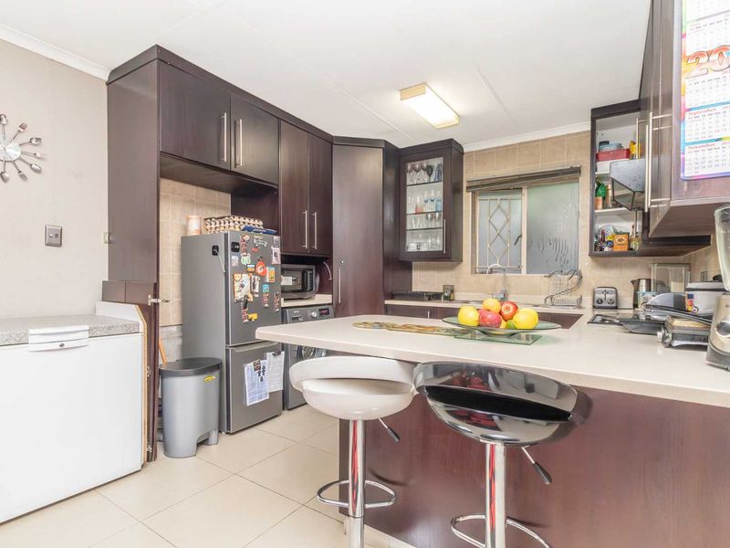 Charming 3-Bedroom Townhouse in Secure Forest View Estate – Northwold - Photo 5