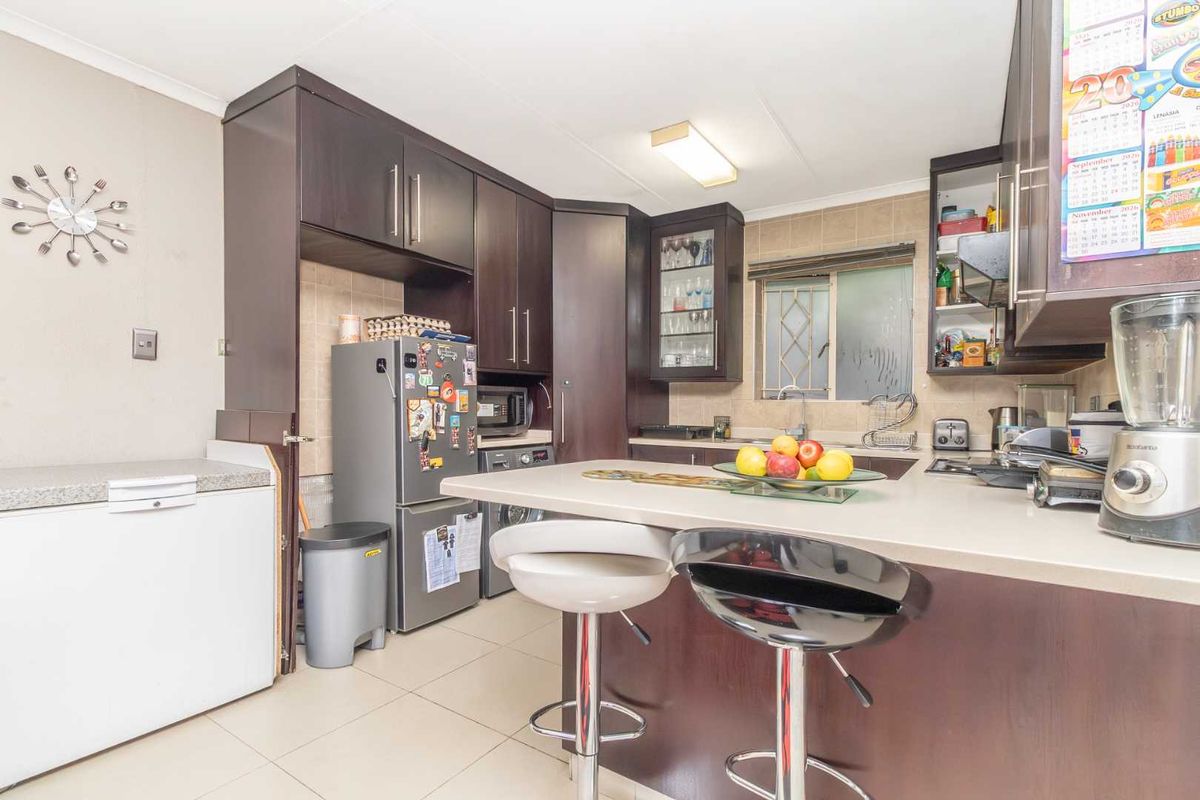 Charming 3-Bedroom Townhouse in Secure Forest View Estate – Northwold - Photo 5