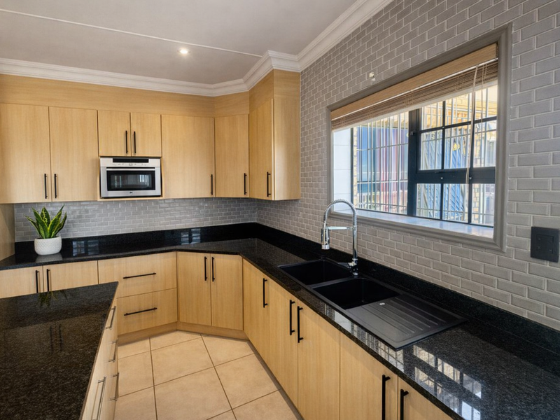 Versatile Dual-Living - 4 Bedroom House for Sale in Dana Bay - Photo 6