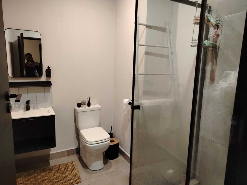 Stylish 1-Bedroom Apartment in the Prestigious Black Brick Building, Sandton - Photo 3