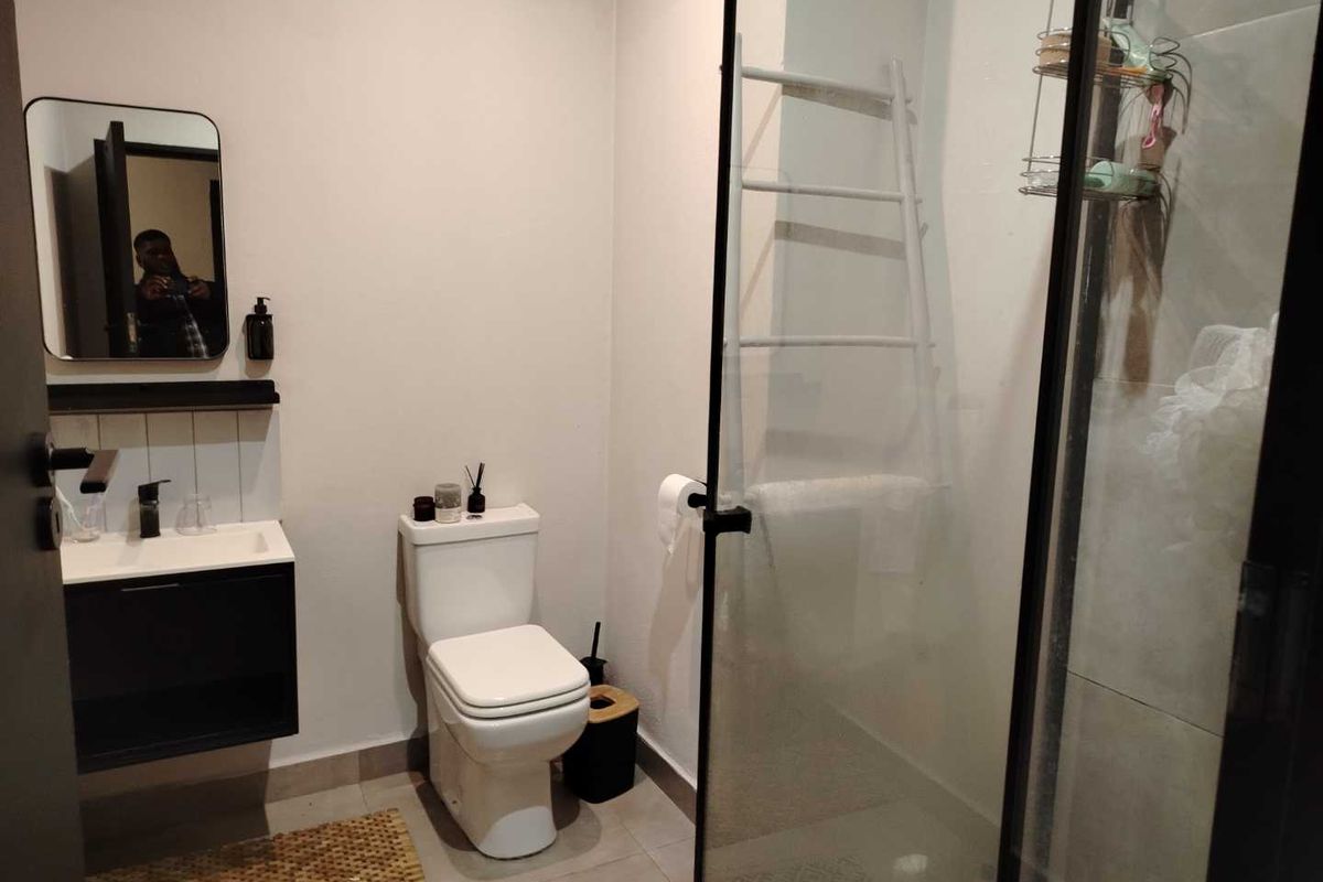 Stylish 1-Bedroom Apartment in the Prestigious Black Brick Building, Sandton - Photo 3