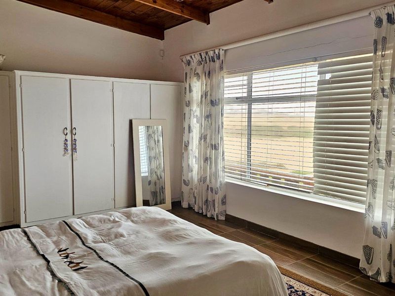 Spacious 7-Bedroom Sea-Facing Home in Henties Bay – Ideal for Bigger Families - Photo 4