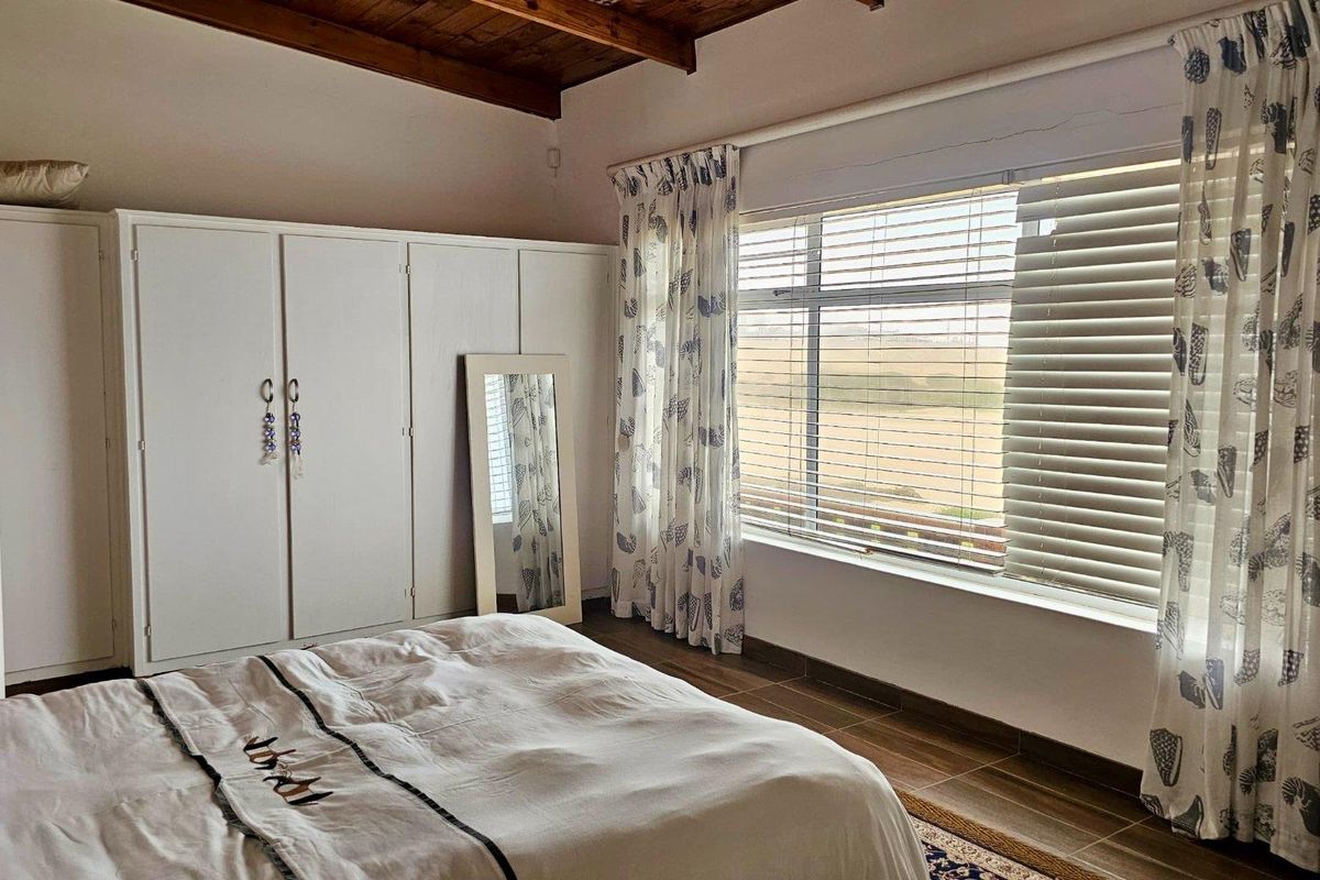 Spacious 7-Bedroom Sea-Facing Home in Henties Bay – Ideal for Bigger Families - Photo 4