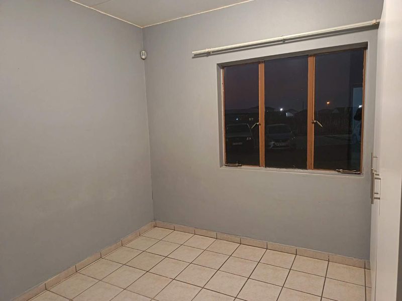 Modern 2-Bedroom Apartment To Let in Jazzy Berry Gardens, Dawn Park  Discover the perfect blend of comfort and security - Photo 5