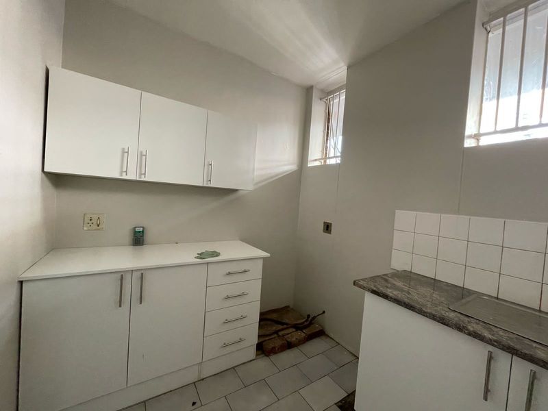 Charming 2.5 Bedroom Apartment in a Secure Complex - Photo 6