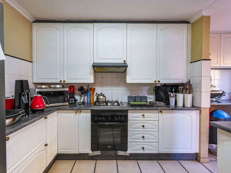 3-Bedroom Family Home in Murrayfield - Photo 9