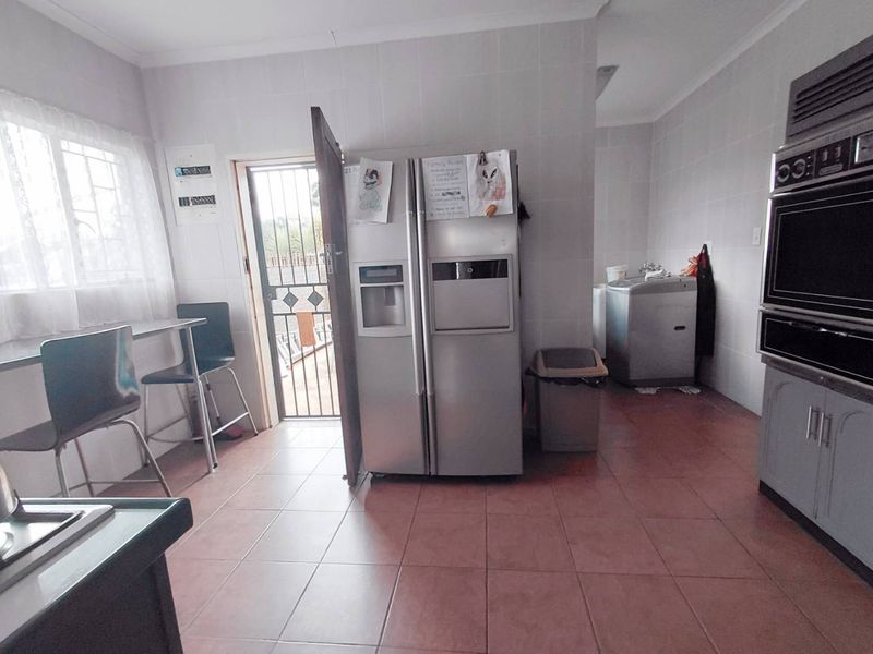 Family Home, Secure Living & Income Potential: - Photo 7