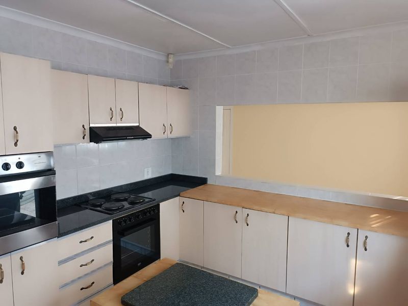 🏡 Spacious 4-Bedroom Family Home with Separate Flatlet to Rent in Lincoln Meade - Photo 9
