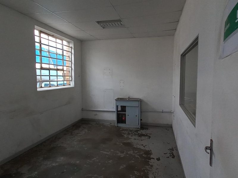 1025m2 Dunswart industrial warehouse to let - Photo 8
