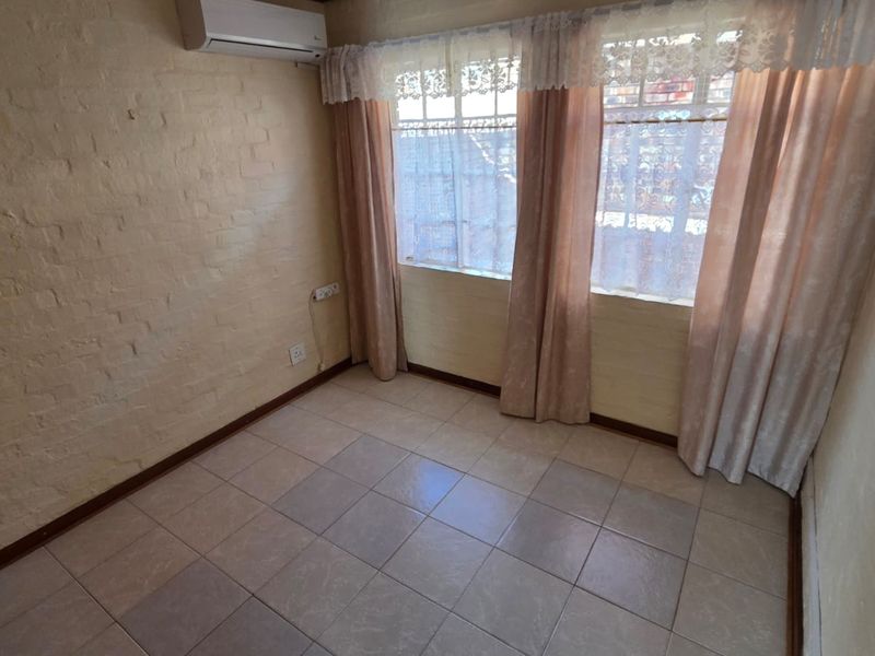 Charming & Secure Low-Maintenance Townhouse – Perfect Starter Home or Investment! - Photo 6