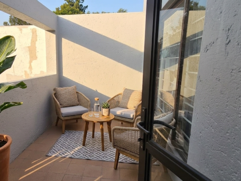 Modern 2-Bedroom Apartment in the Heart of Sandton - Photo 2