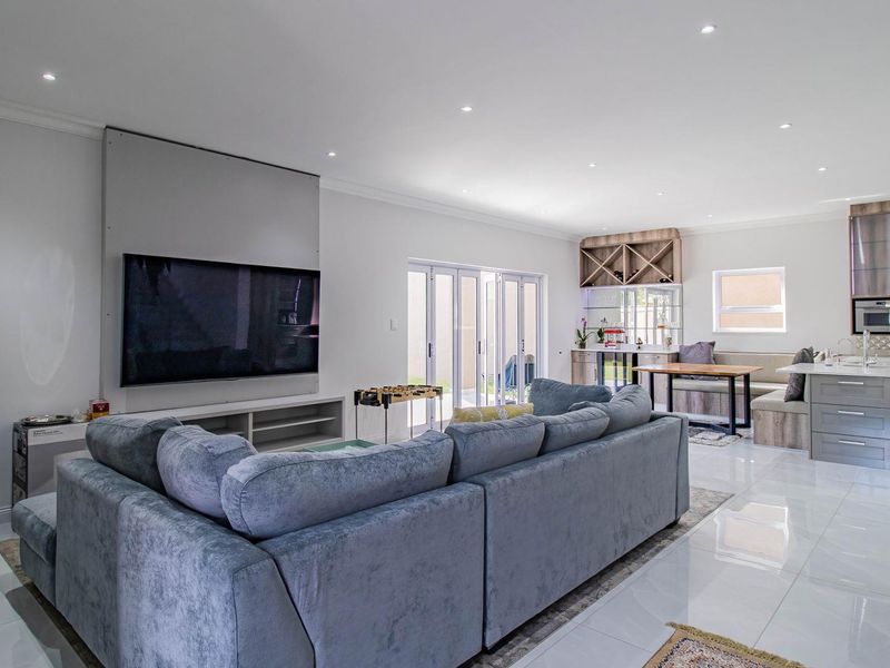 Luxurious 4 Bedroom Family Home in Exclusive Ten Ten Estate, Craigavon - Photo 3