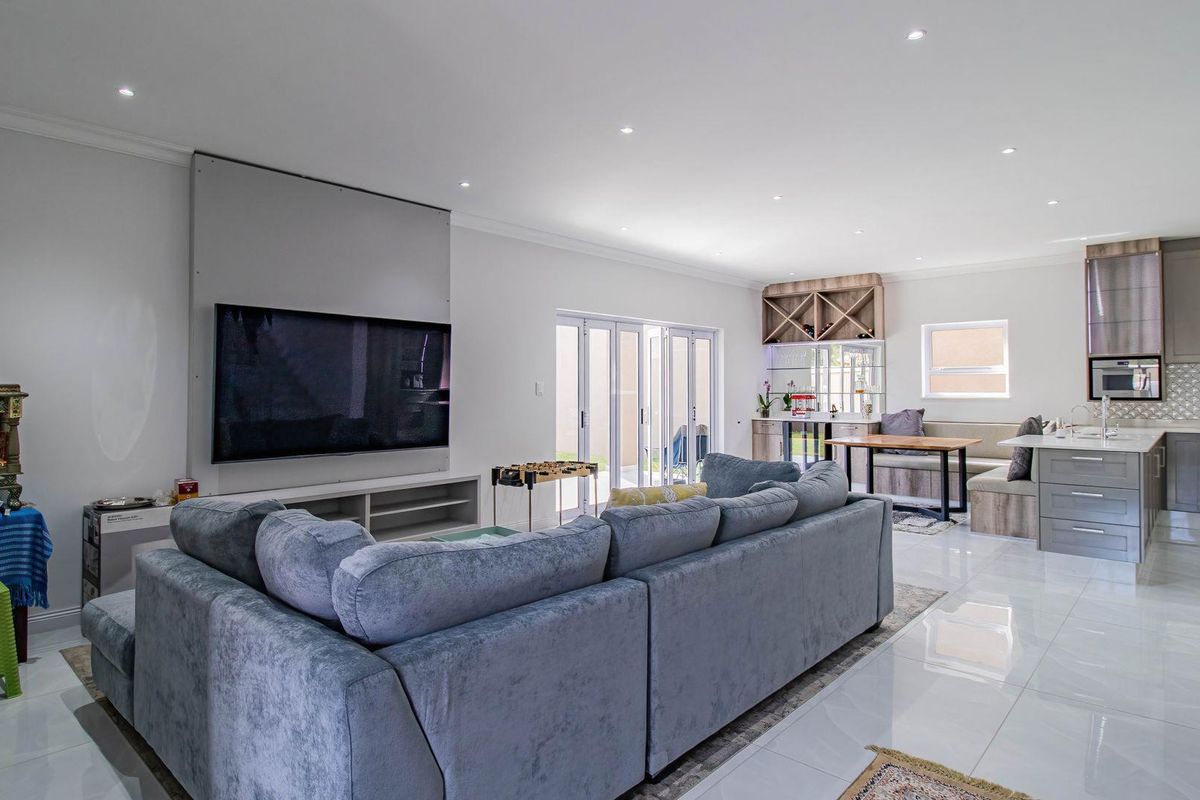 Luxurious 4 Bedroom Family Home in Exclusive Ten Ten Estate, Craigavon - Photo 3