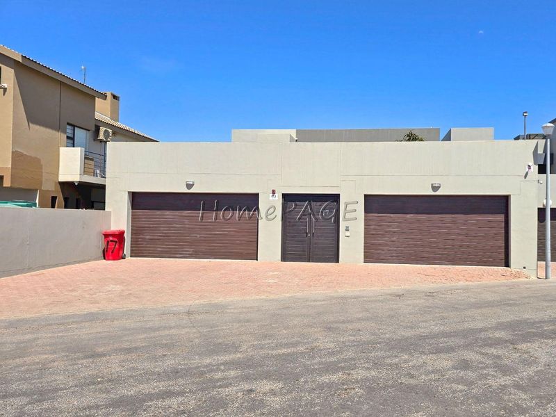 Long Beach Ext 1, Walvis Bay:  5 Bedr Beachfront Home is for Sale - Photo 3