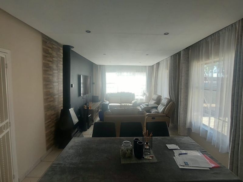 Spacious Home with Fireplace & Pool – Perfect for Families! - Photo 3