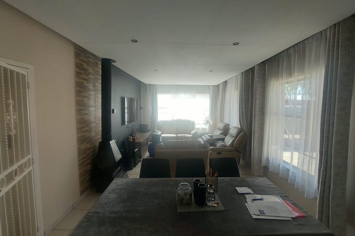 Spacious Home with Fireplace & Pool – Perfect for Families! - Photo 3