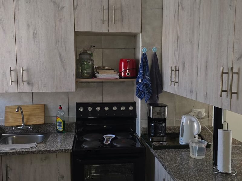 This lock up and go Investment upstairs unit is up for grabs in a 24 security complex. - Photo 4