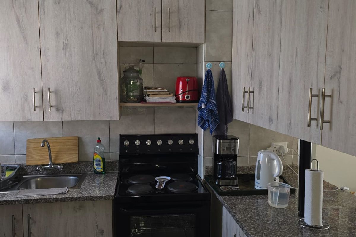 This lock up and go Investment upstairs unit is up for grabs in a 24 security complex. - Photo 4