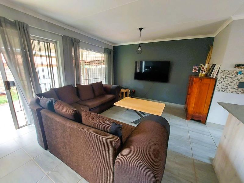 Modern 2-Bedroom Townhouse in Garsfontein – Secure Estate Living - Photo 5