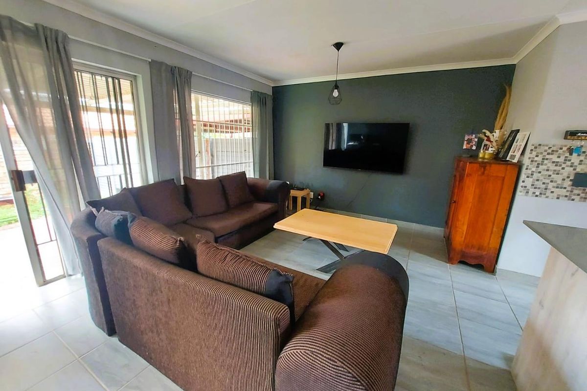 Modern 2-Bedroom Townhouse in Garsfontein – Secure Estate Living - Photo 5