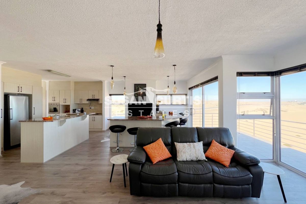 Live by the Sea: Modern Penthouse with Ample Living Space - Photo 3
