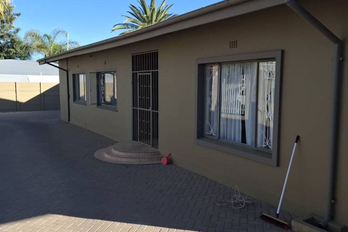 Ample Parking & Prime Location—Perfect for Your Business - Photo 3