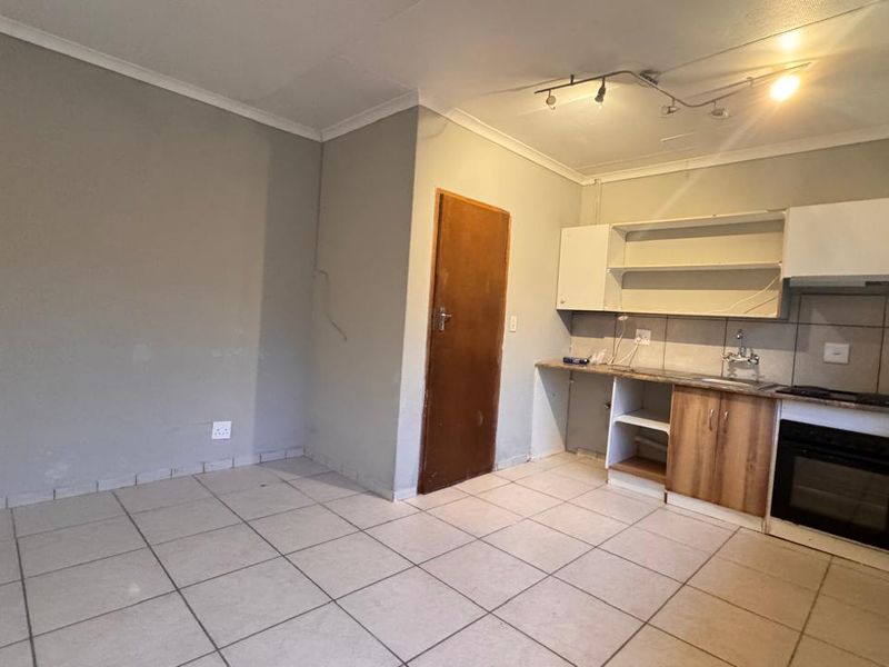 Charming 1-Bedroom Freestanding Cottage in Sought-After Randpark Ridge - Photo 6