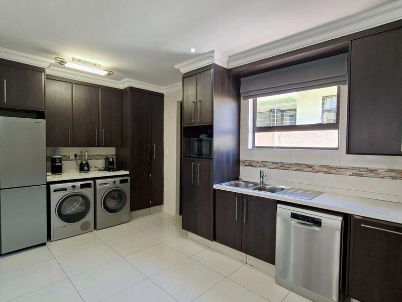 Gorgeous 4 bedroom, 3.5 bathroom Cluster available in Edenburg, Sandton - Photo 3