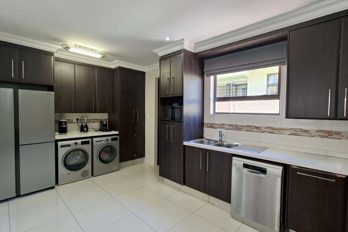 Gorgeous 4 bedroom, 3.5 bathroom Cluster available in Edenburg, Sandton - Photo 3