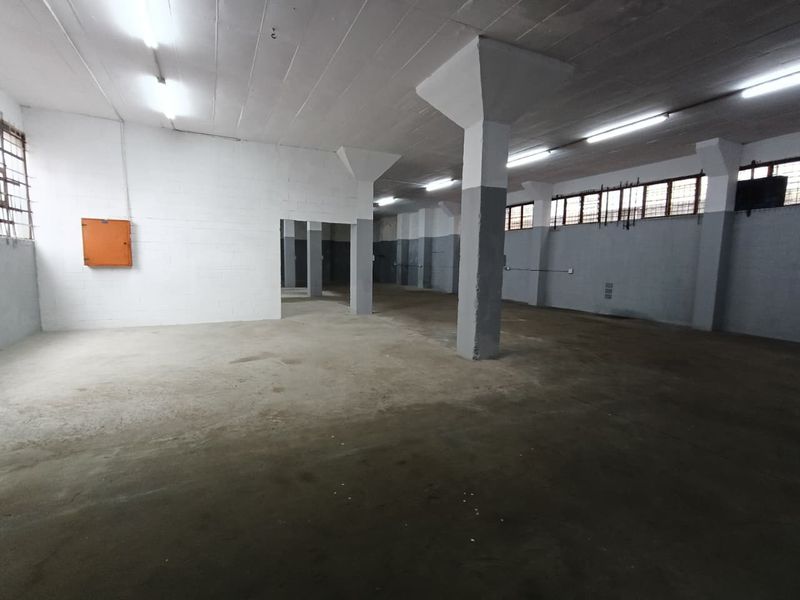 NEWLY REFURBISHED INDUSTRIAL UNIT WITH SMALL YARD TO LET – 399m2 - Photo 5